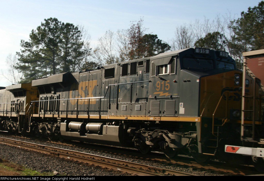 CSX 915 heads south on train N193